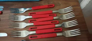 Juego de cubiertos metal y plástico