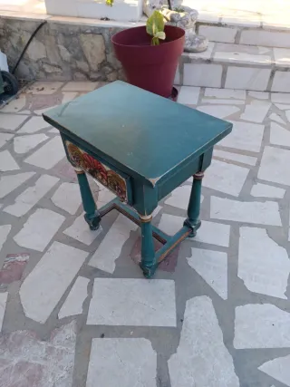 Mesita auxiliar de madera pintada