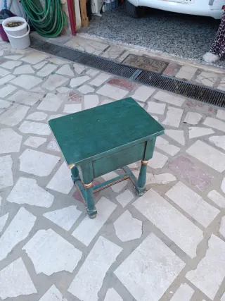 Mesita auxiliar de madera pintada