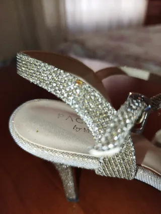 Sandalias con tacón y brillo de PacoMena y bolso