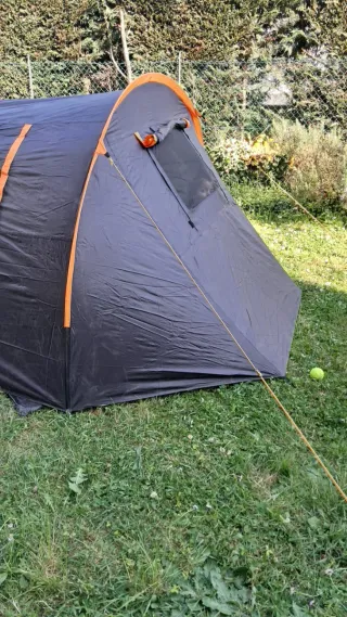 Tenda da campeggio blu e arancione