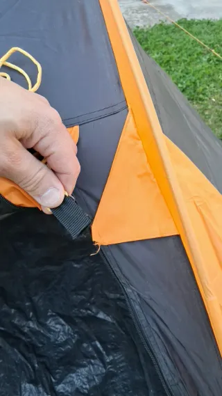 Tenda da campeggio blu e arancione