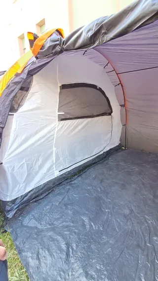 Tenda da campeggio blu e arancione