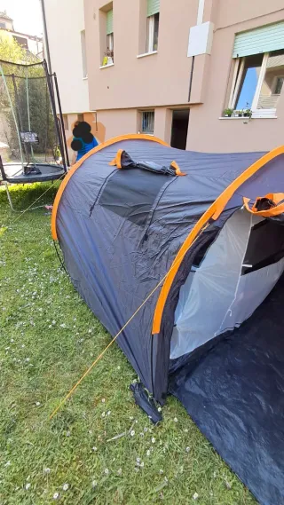 Tenda da campeggio blu e arancione