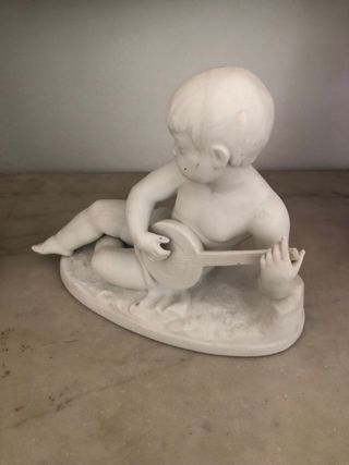 Figura porcelana biscuit Bidasoa niño músico.