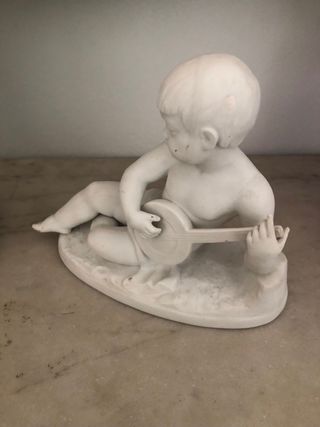 Figura porcelana biscuit Bidasoa niño músico.