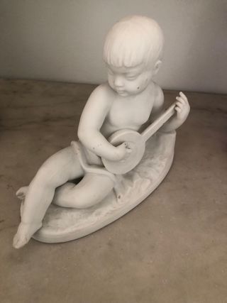 Figura porcelana biscuit Bidasoa niño músico.