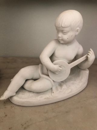 Figura porcelana biscuit Bidasoa niño músico.
