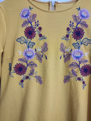 Vestido Mostarda Bordado Meia Manga Tamanho L