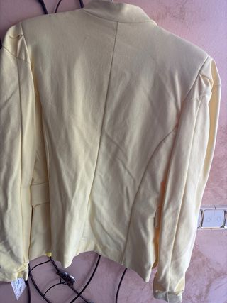 Chaqueta amarilla estilo militar