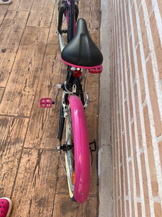 Bicicleta niña rosa y negra BTWIN