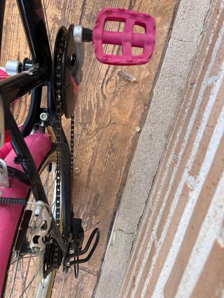 Bicicleta niña rosa y negra BTWIN