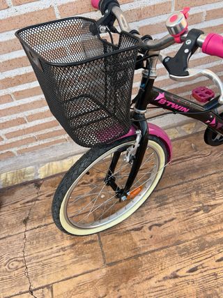 Bicicleta niña rosa y negra BTWIN