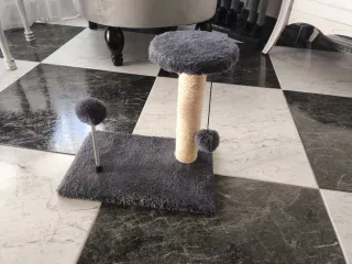 Rascador para gatos con juguete