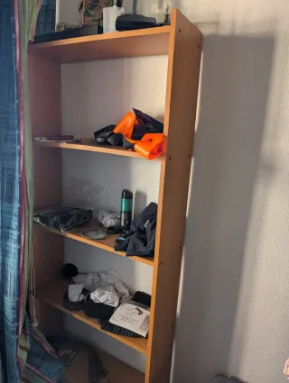 Estantería de madera y plástico