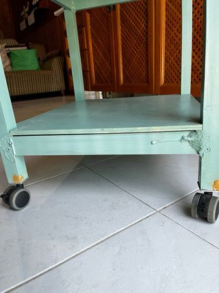 Mesa auxiliar con ruedas con freno