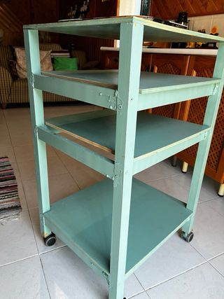 Mesa auxiliar con ruedas con freno