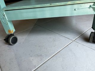 Mesa auxiliar con ruedas con freno