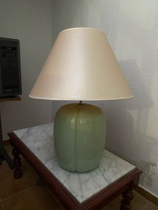 Lámpara de mesa verde y beige