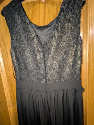 Mono elegante negro con brillos dorados