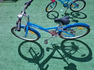 Bicicleta azul Decathlon