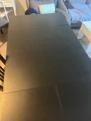 Mesa extensible y cuatro sillas