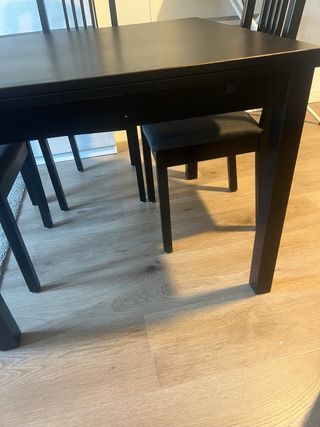 Mesa extensible y cuatro sillas