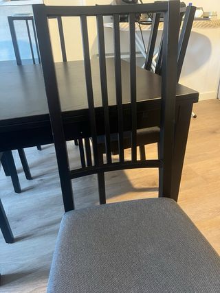 Mesa extensible y cuatro sillas