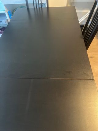Mesa extensible y cuatro sillas