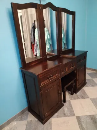 Tocador de madera con espejo triple