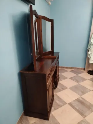 Tocador de madera con espejo triple