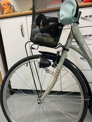 Bicicleta con cesta delantera completamente nueva
