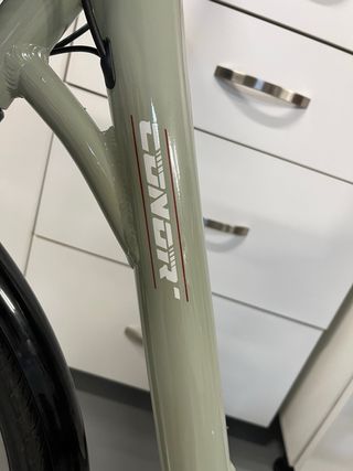 Bicicleta con cesta delantera completamente nueva