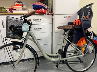 Bicicleta con cesta delantera completamente nueva