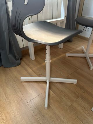 Conjunto de mesa y 2 sillas infantiles.