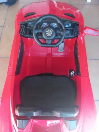 Coche eléctrico infantil rojo