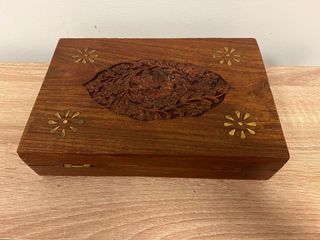 Joyero de madera tallada con detalles dorados