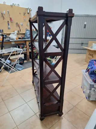 Estantería de madera marrón