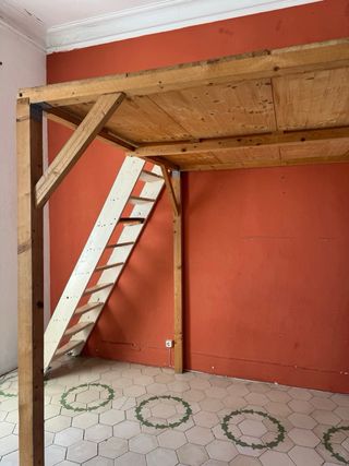 Cama alta de madera 200x200 cm con escalera