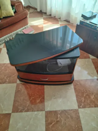 Mesa TV con base móvil y ruedas