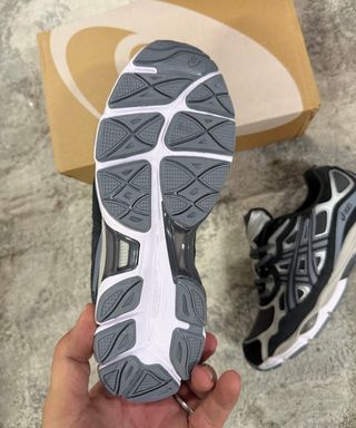 Zapatillas Asics Negras y Grises