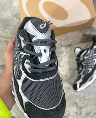 Zapatillas Asics Negras y Grises