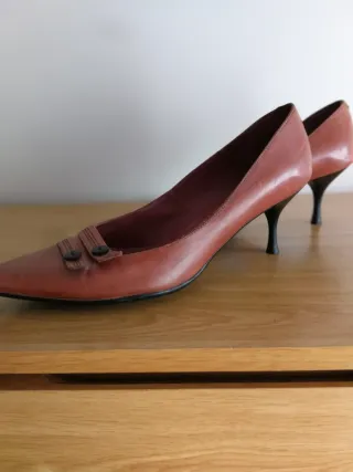Zapatos de piel de tacón de aguja.
