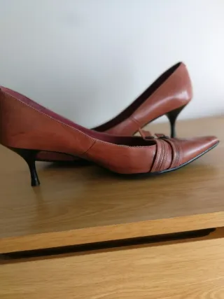 Zapatos de piel de tacón de aguja.