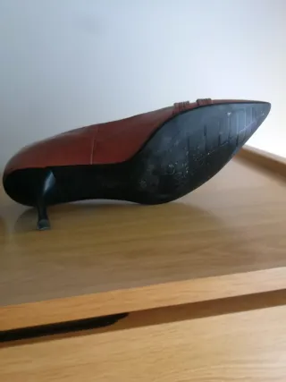 Zapatos de piel de tacón de aguja.