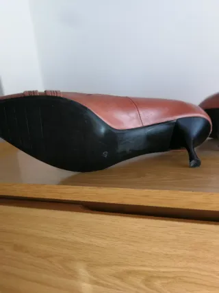 Zapatos de piel de tacón de aguja.