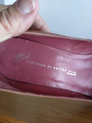Zapatos de piel de tacón de aguja.