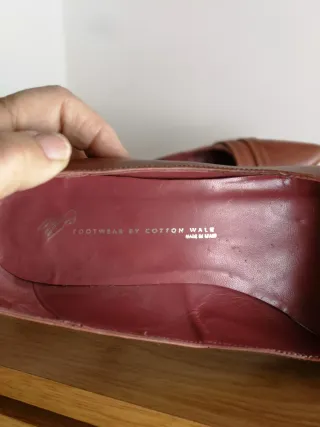 Zapatos de piel de tacón de aguja.