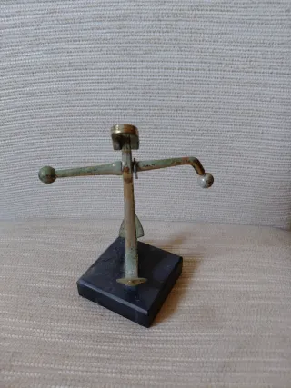 Ancla decorativa de latón