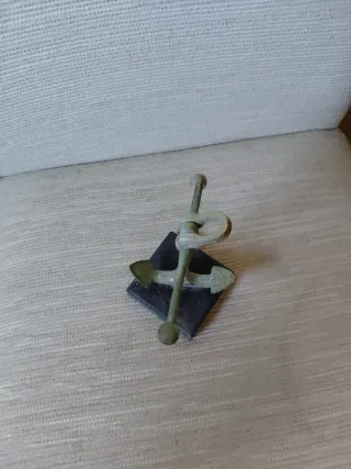 Ancla decorativa de latón